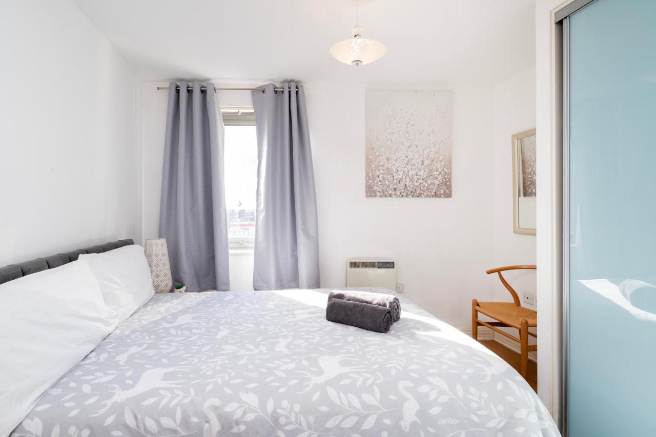 Cosy Flat Right Opp Tube Station Leilighet