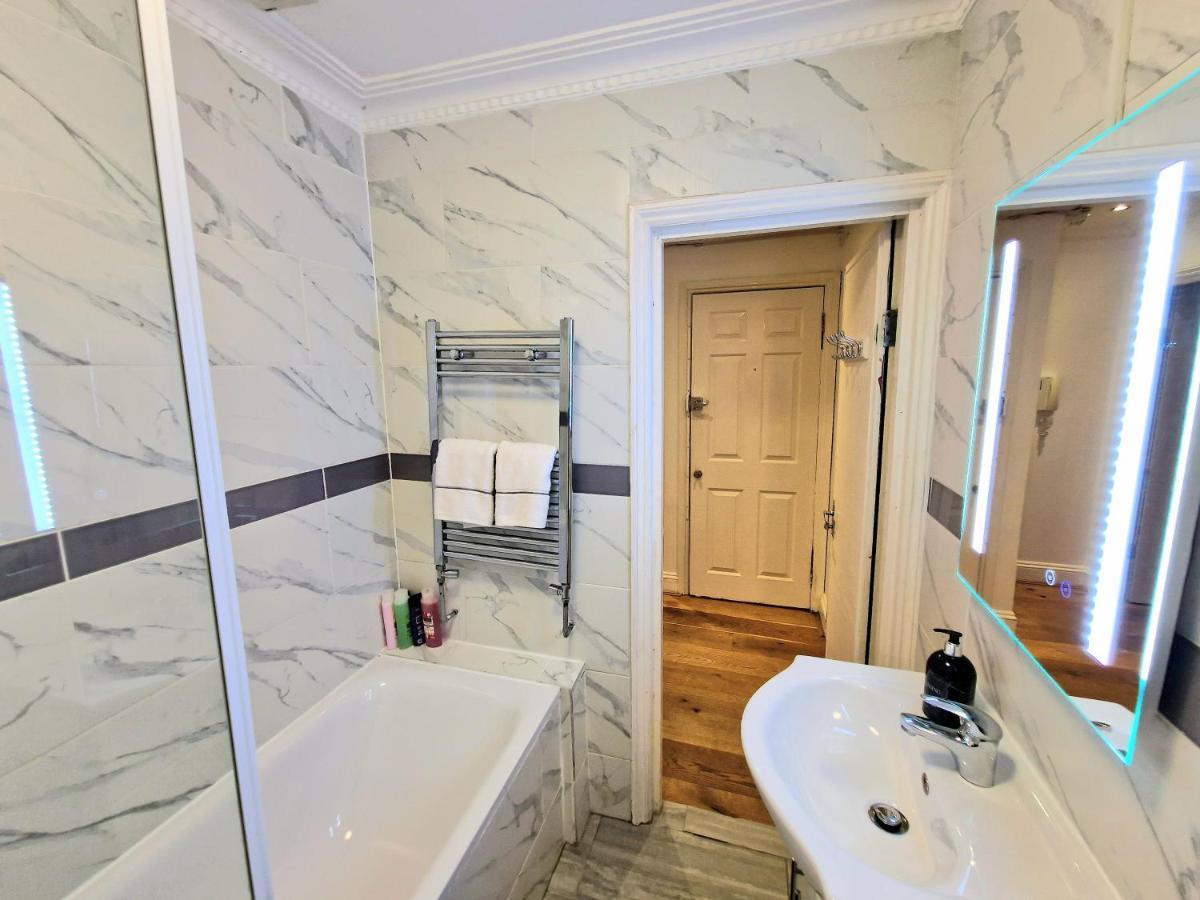 Cosy In Kensington - Great Location! 3 Minutes Walk To Earl's Court Station Apartment *