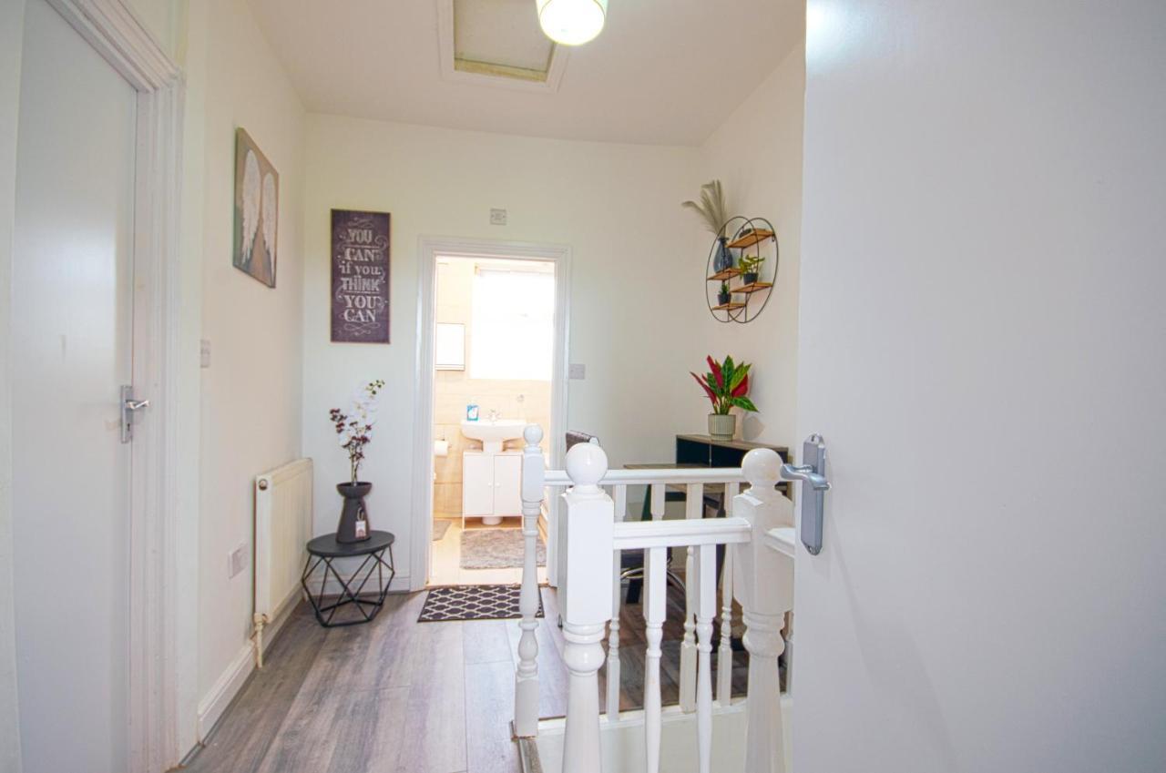 Cosy Family W/wi-fi, Parking, Self Check-in Apartment London
