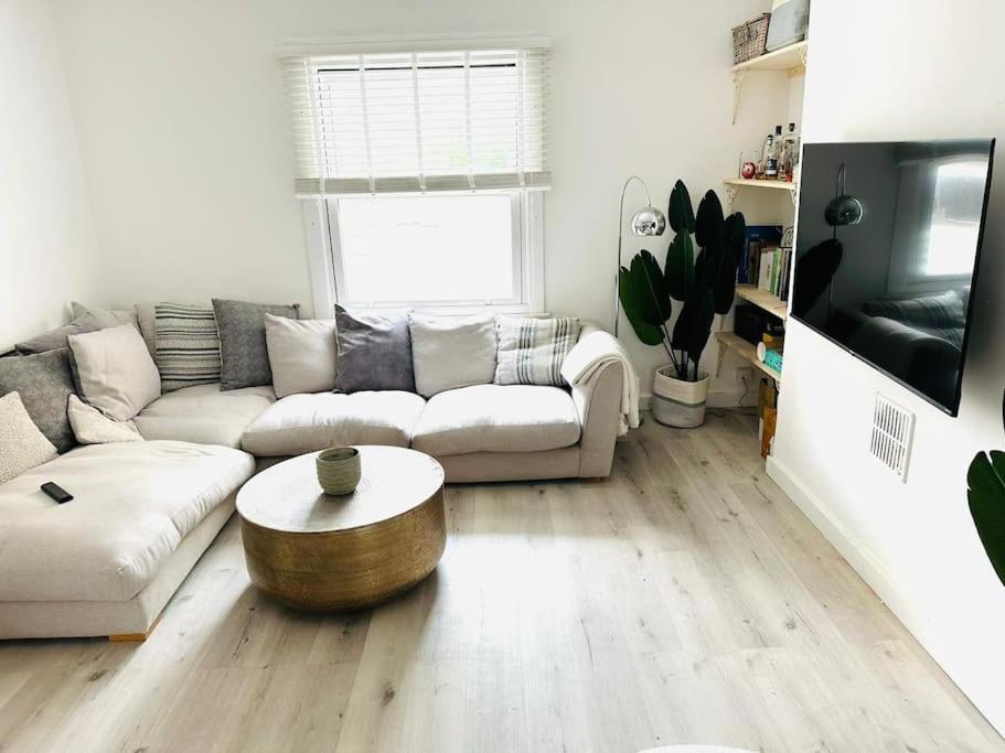 The Secret Pink Door In Camden Appartement Londen