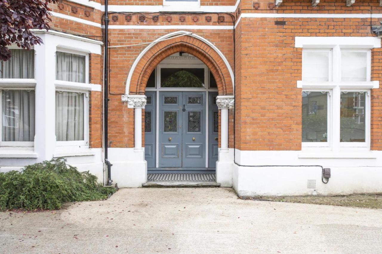 Stunning 4-bed In London-parking & Garden Apartment