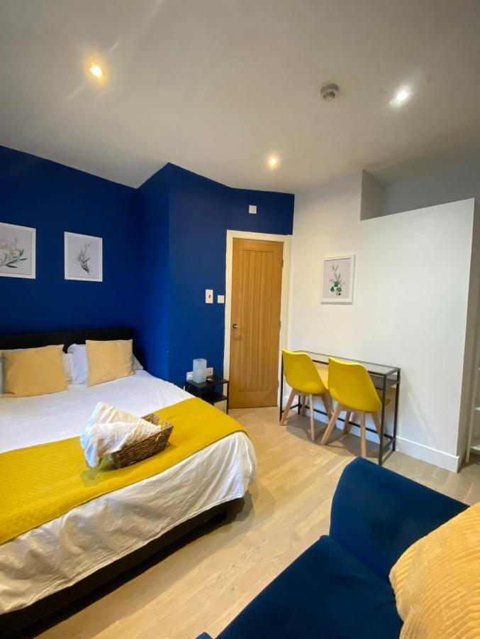 En-suite Near Stratford In A Pensión Londres