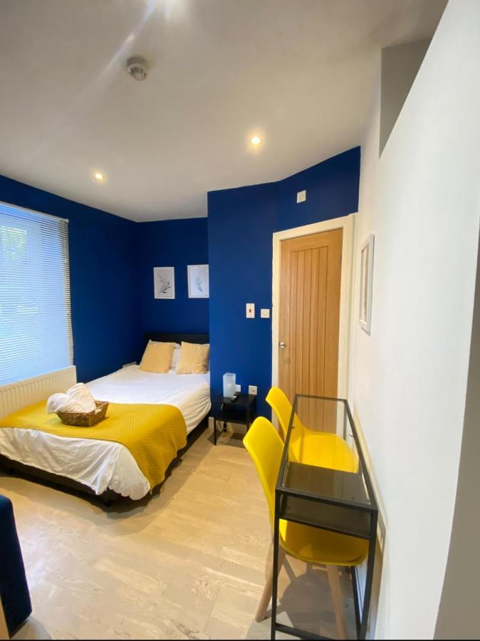 En-suite Near Stratford In A Pensión *