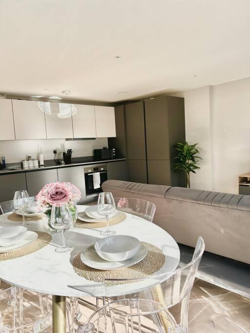 Spacious 2br With Terrance London