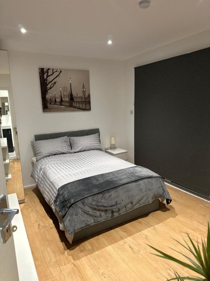 Gasthuis Self-contained En-suite Very Close To Wembley Stadium Londen