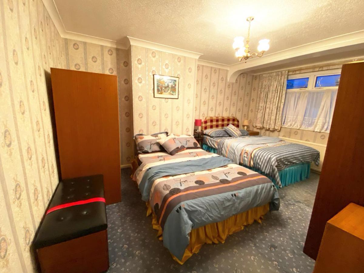 Barking House Sleeps 12 - Parking - Train Tube - Airport