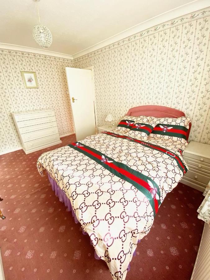 Barking House Sleeps 12 - Parking - Train Tube - Airport London