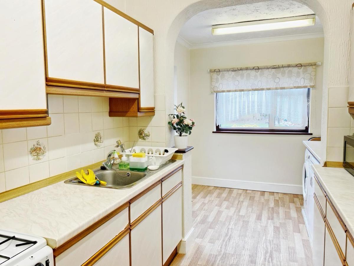 Barking House Sleeps 12 - Parking - Train Tube - Airport