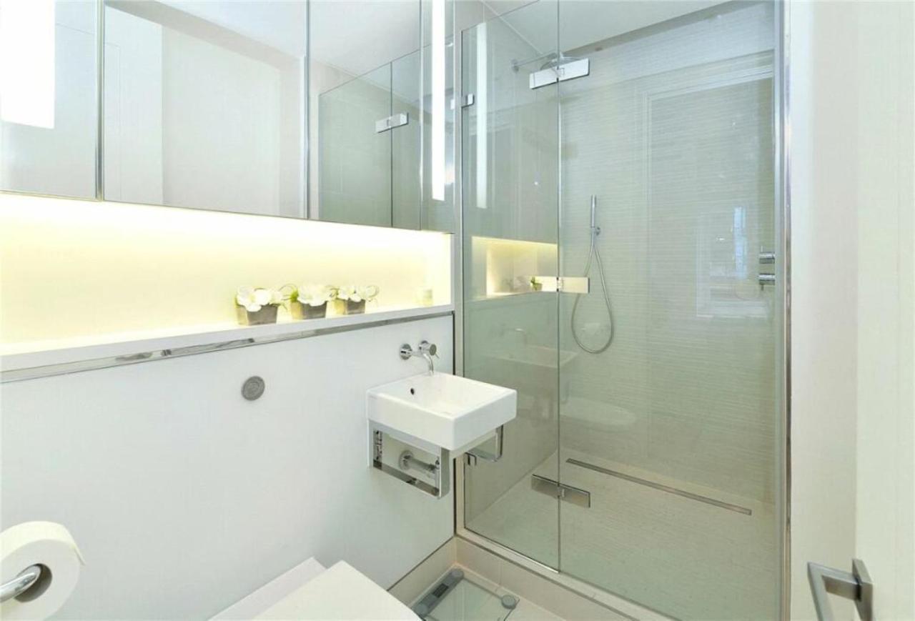 Apartment Park Lane Large Luxury Sleeps 6 London