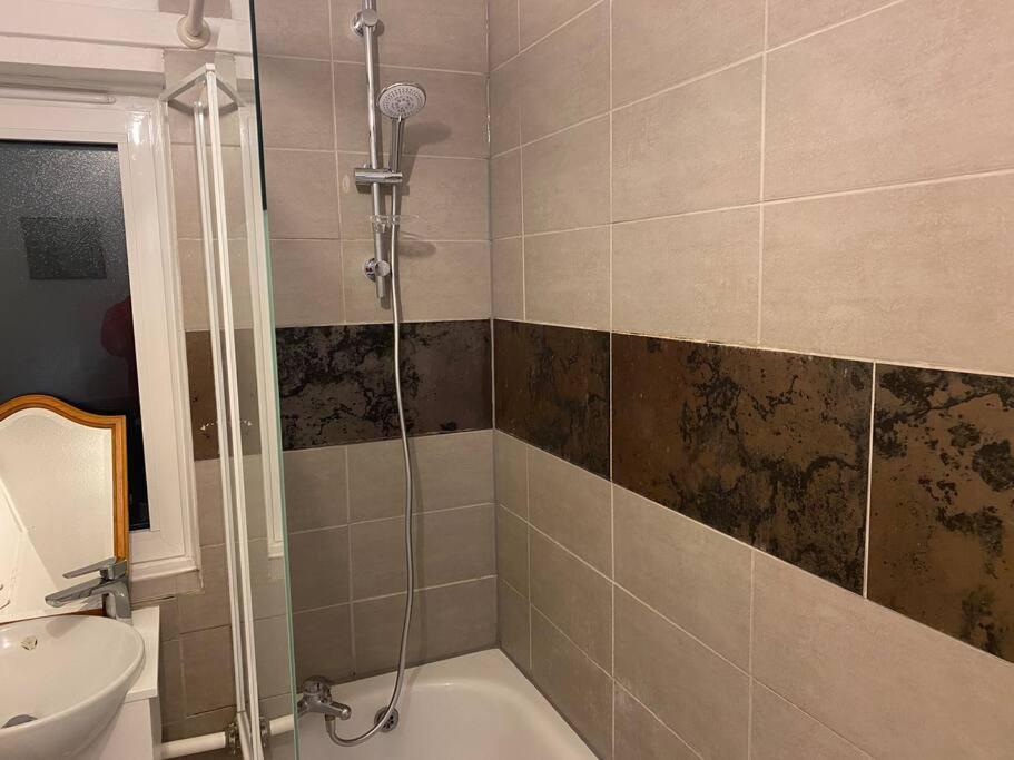 Apartment 2 Bedroom Flat Camberwell Grove London