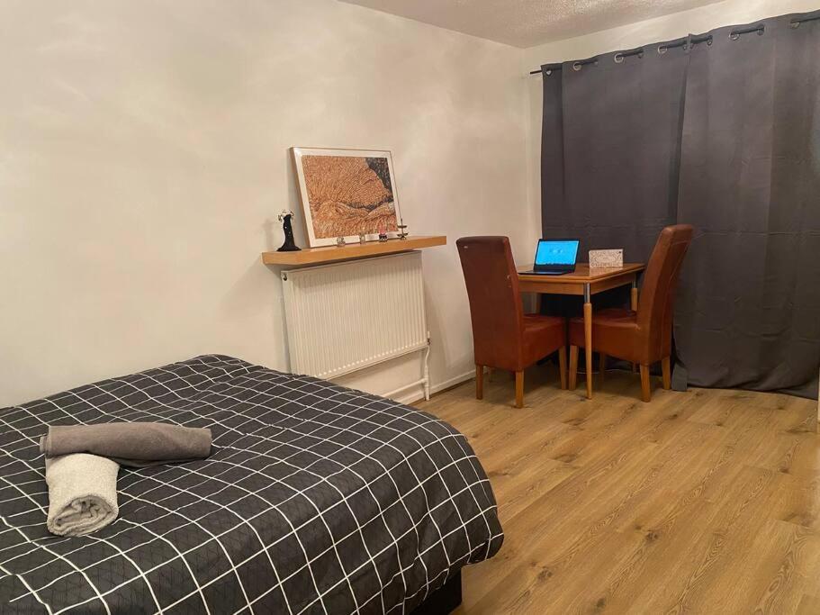 2 Bedroom Flat Camberwell Grove Apartment *