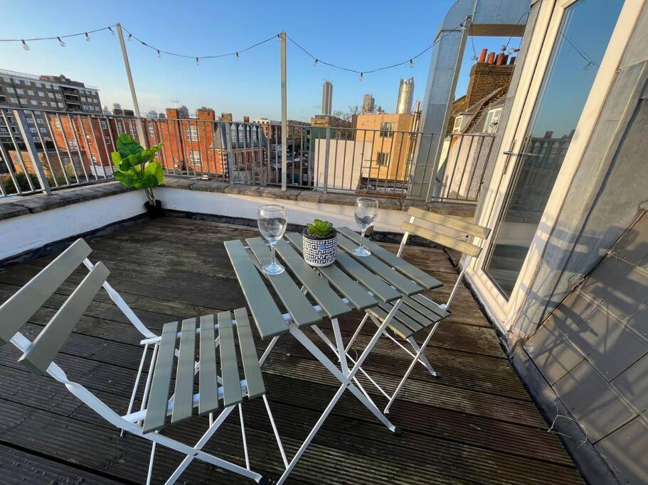 Modern With Stylish Terrace - Your Oasis! Londen