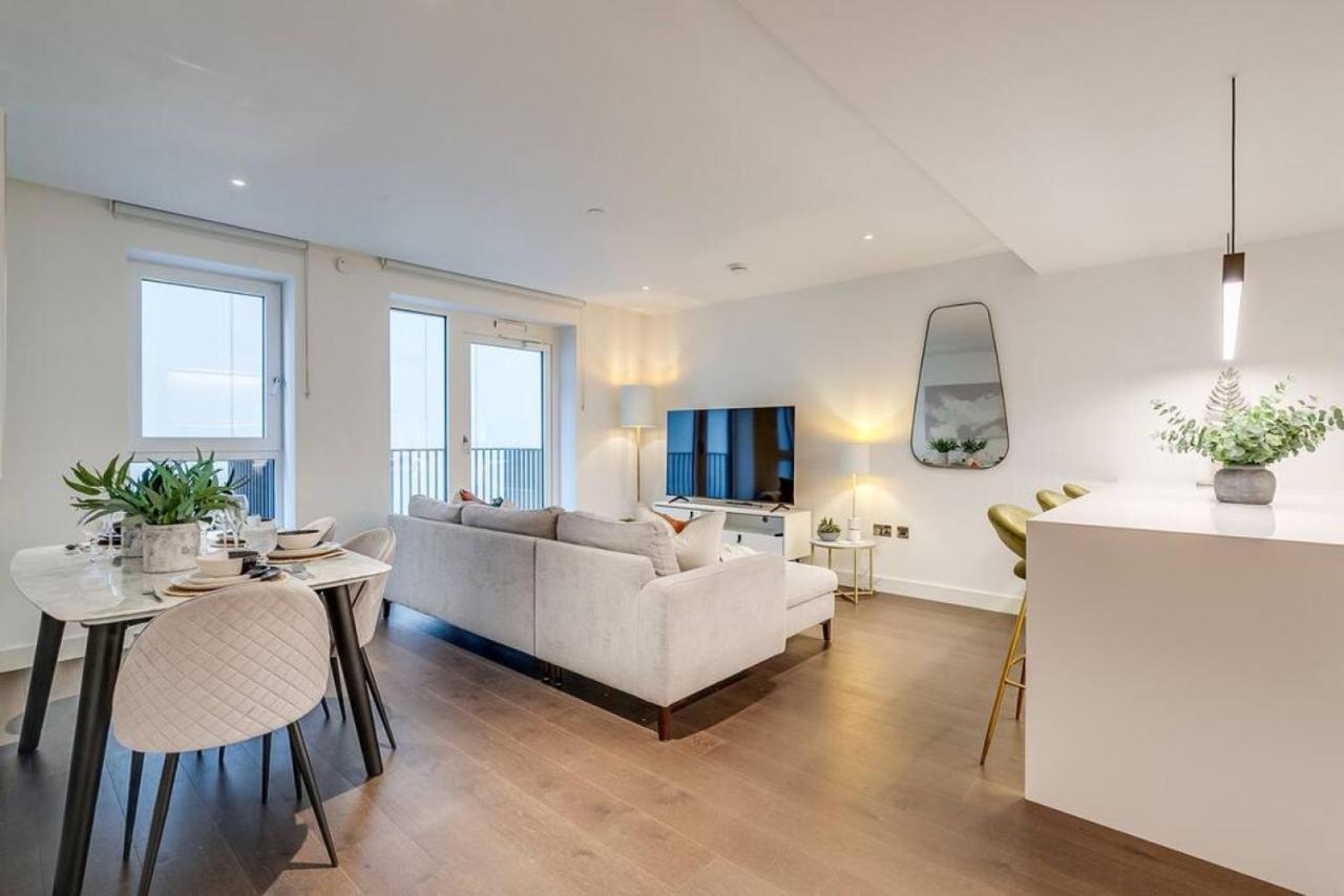 2Br London Hideaway With Balcony Near Westfield Mall