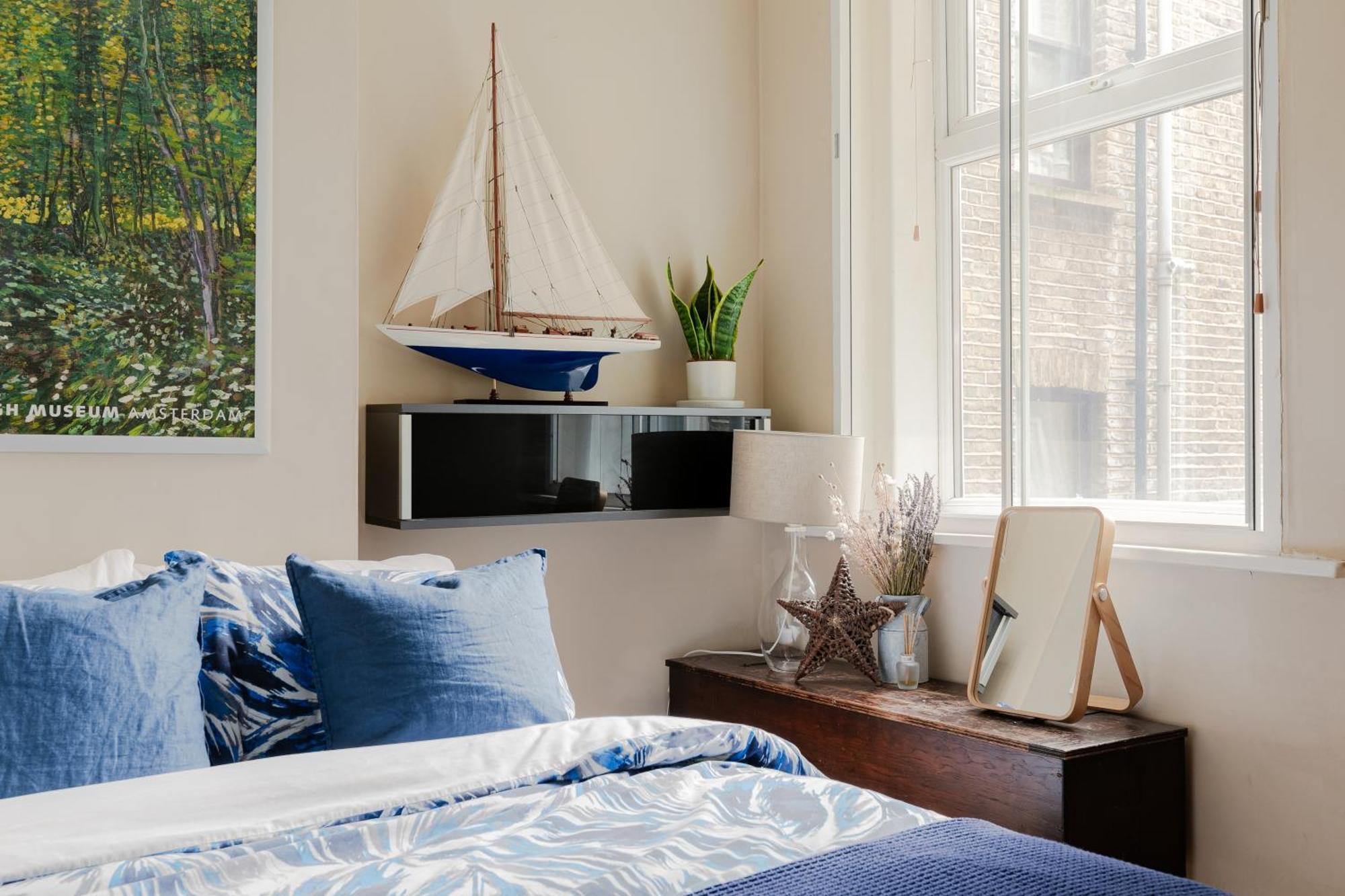 Artistic Pied-a-terre, Steps From The Tube, Moments From London's Heart London