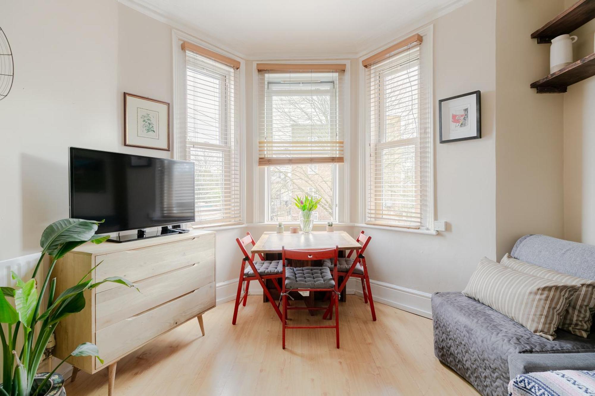 Artistic Pied-a-terre, Steps From The Tube, Moments From London's Heart Apartment London
