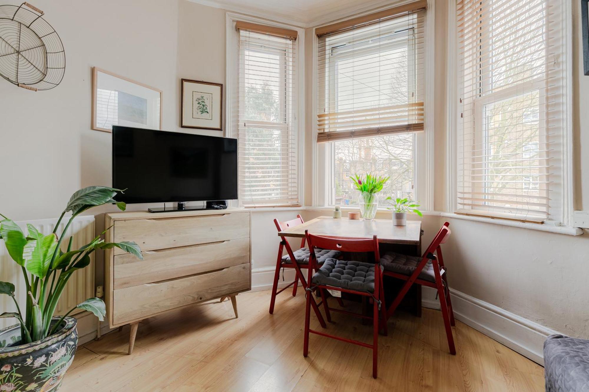 Artistic Pied-a-terre, Steps From The Tube, Moments From London's Heart Apartment London