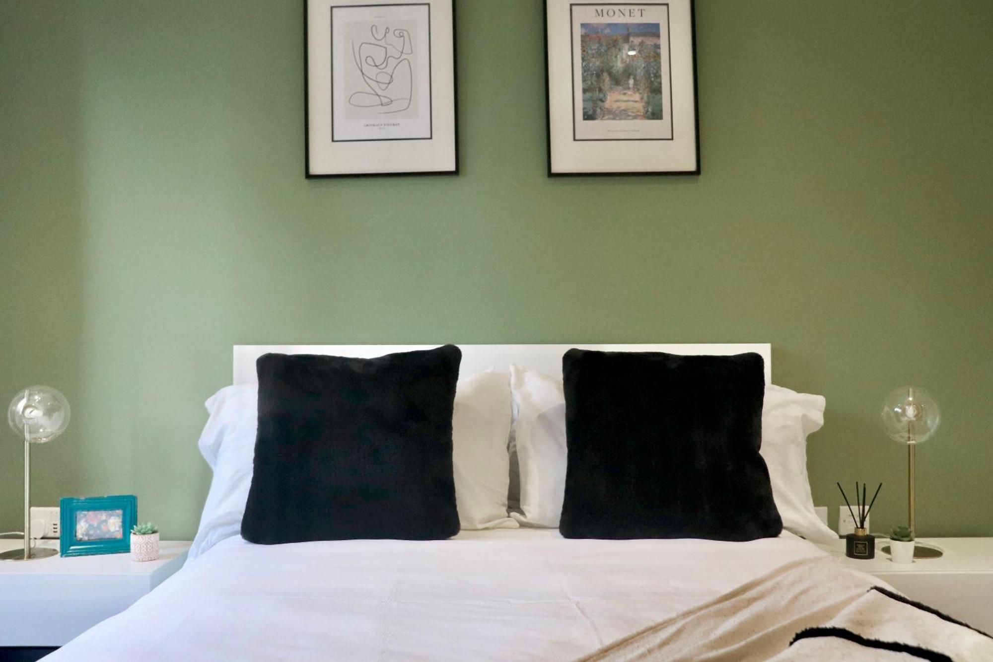 Luxury 2 Bed Vauxhall, Balcony, Sleeps 4, - Open For Business Stays, Long Stays, Families Relocating Leilighet London