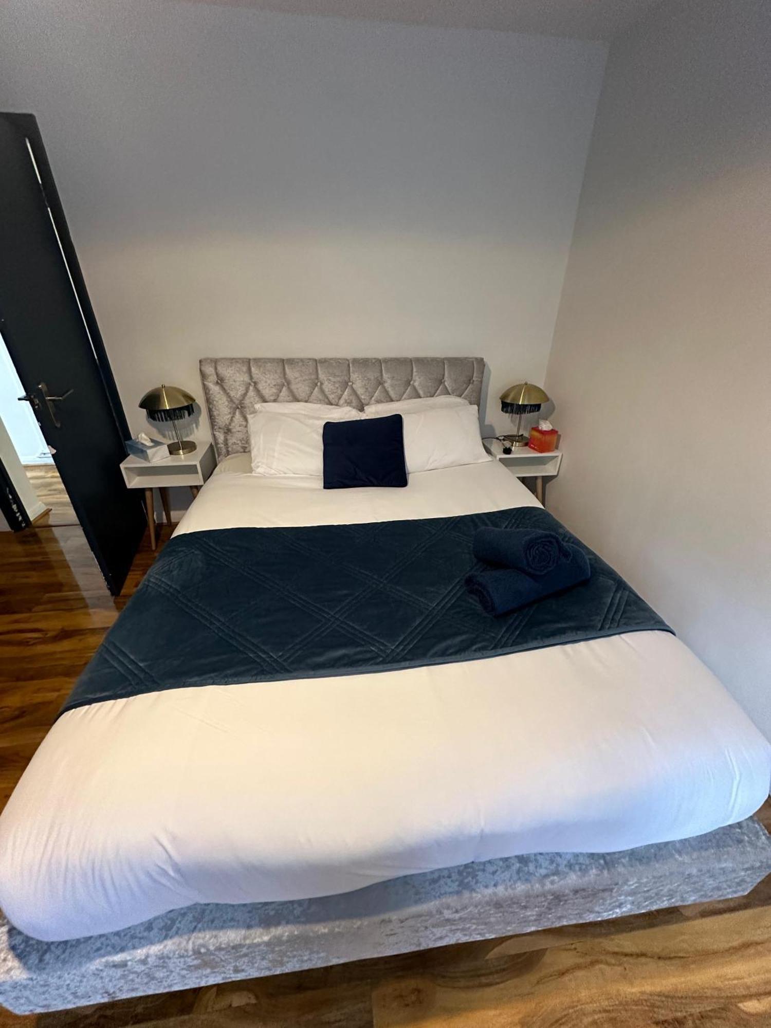 Elegant 2 Bedroom Flat In Chiswick Near Tube Stations Leilighet London