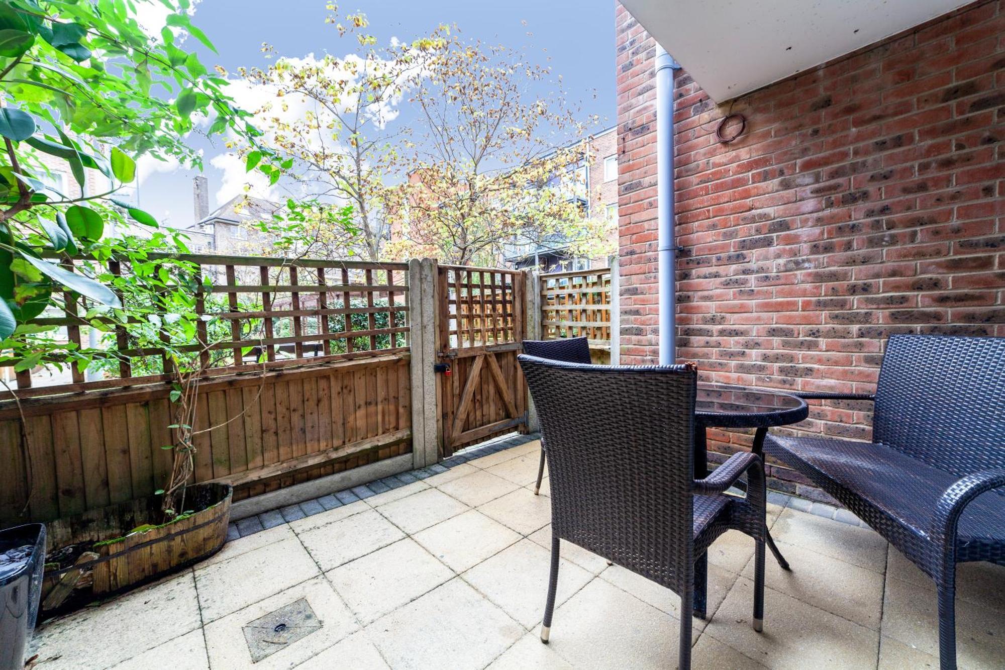 Apartment Charming 1br W Patio In Battersea London