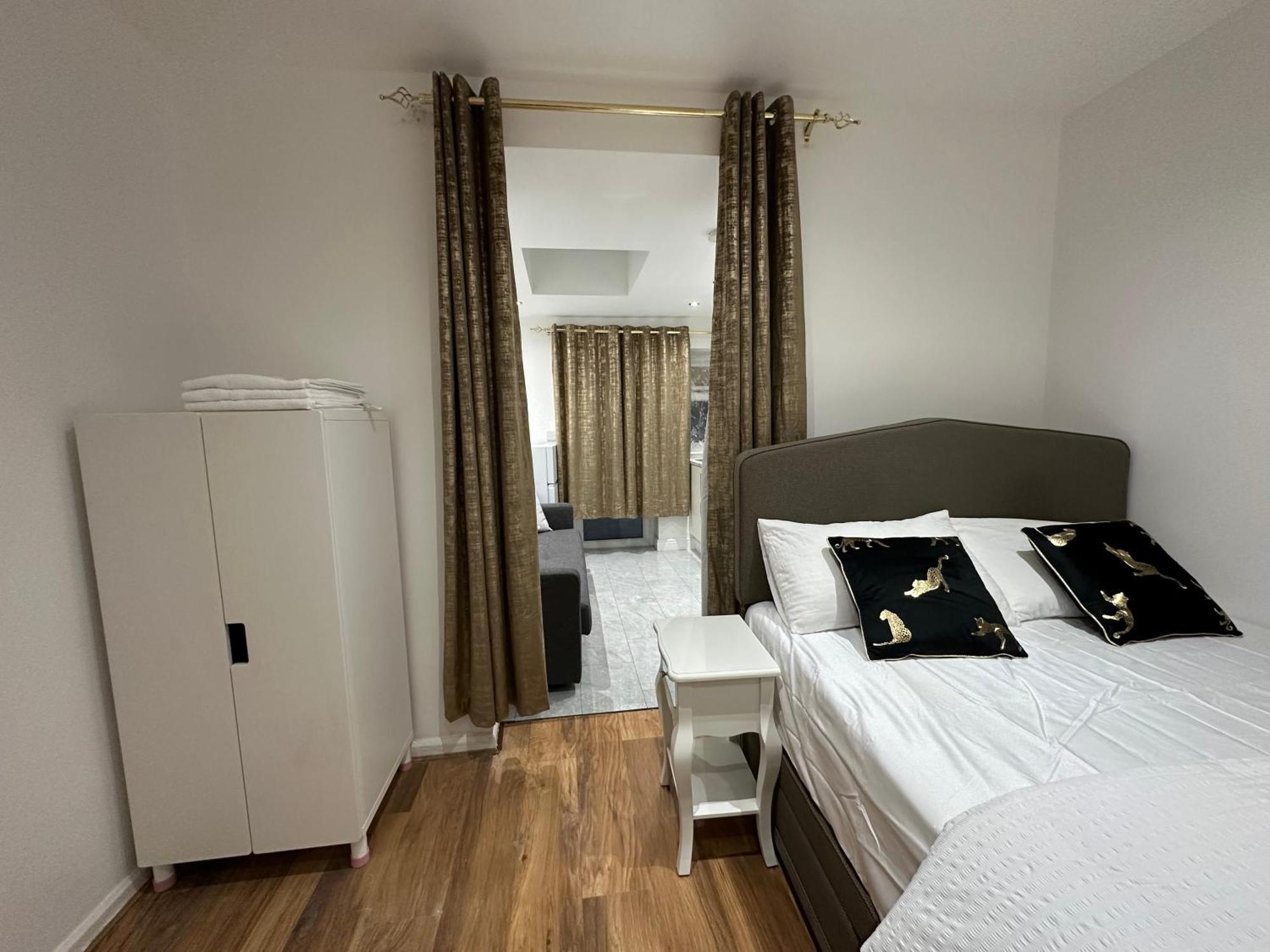 Leilighet 4th Flat With Private Own Bathroom A Luxury Family Setup And Furnished With Double Bed A Double Futon-sofa Bed A Single Futon Bed A Baby Cot And Garden And Free Parking