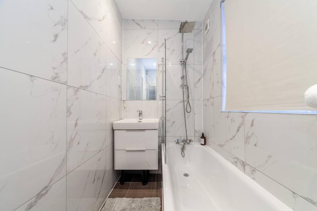 Sleek & Modern 2 Bd In - Sleeps 7 - Parking London