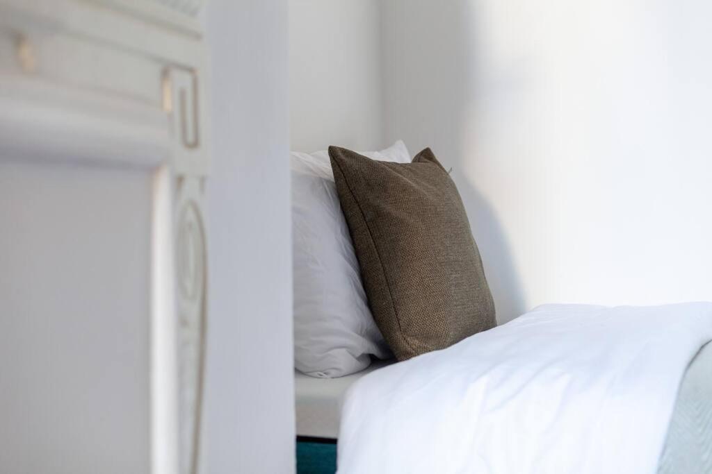 Sleek & Modern 2 Bd In - Sleeps 7 - Parking London