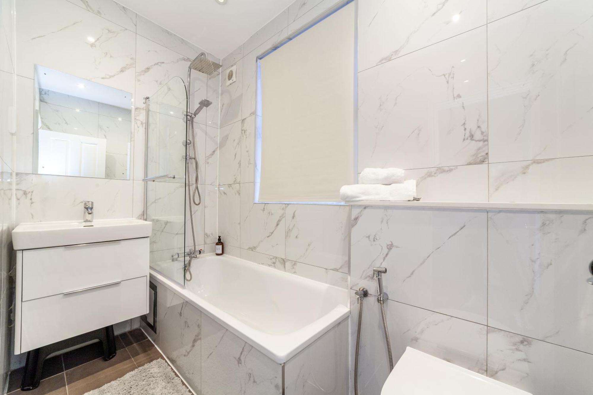 Sleek & Modern 2 Bd In - Sleeps 7 - Parking Apartment *