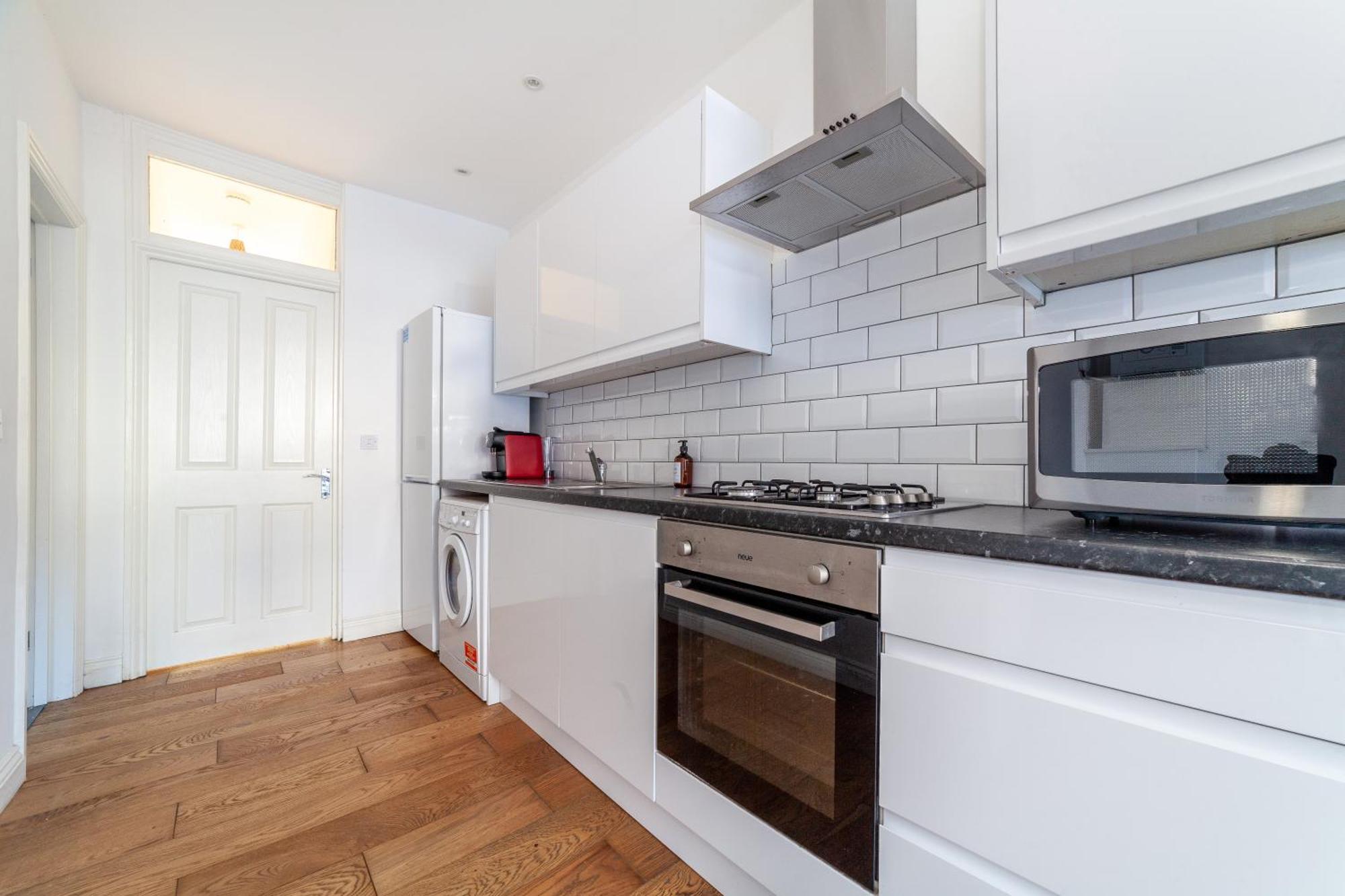 Sleek & Modern 2 Bd In - Sleeps 7 - Parking * London