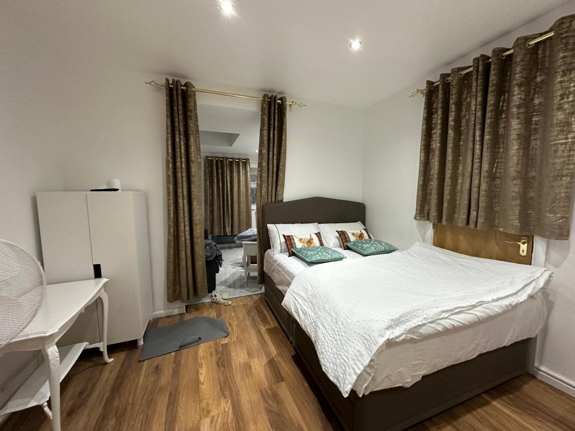 Leilighet 4th Flat With Private Own Bathroom A Luxury Family Setup And Furnished With Double Bed A Double Futon-sofa Bed A Single Futon Bed A Baby Cot And Garden And Free Parking *