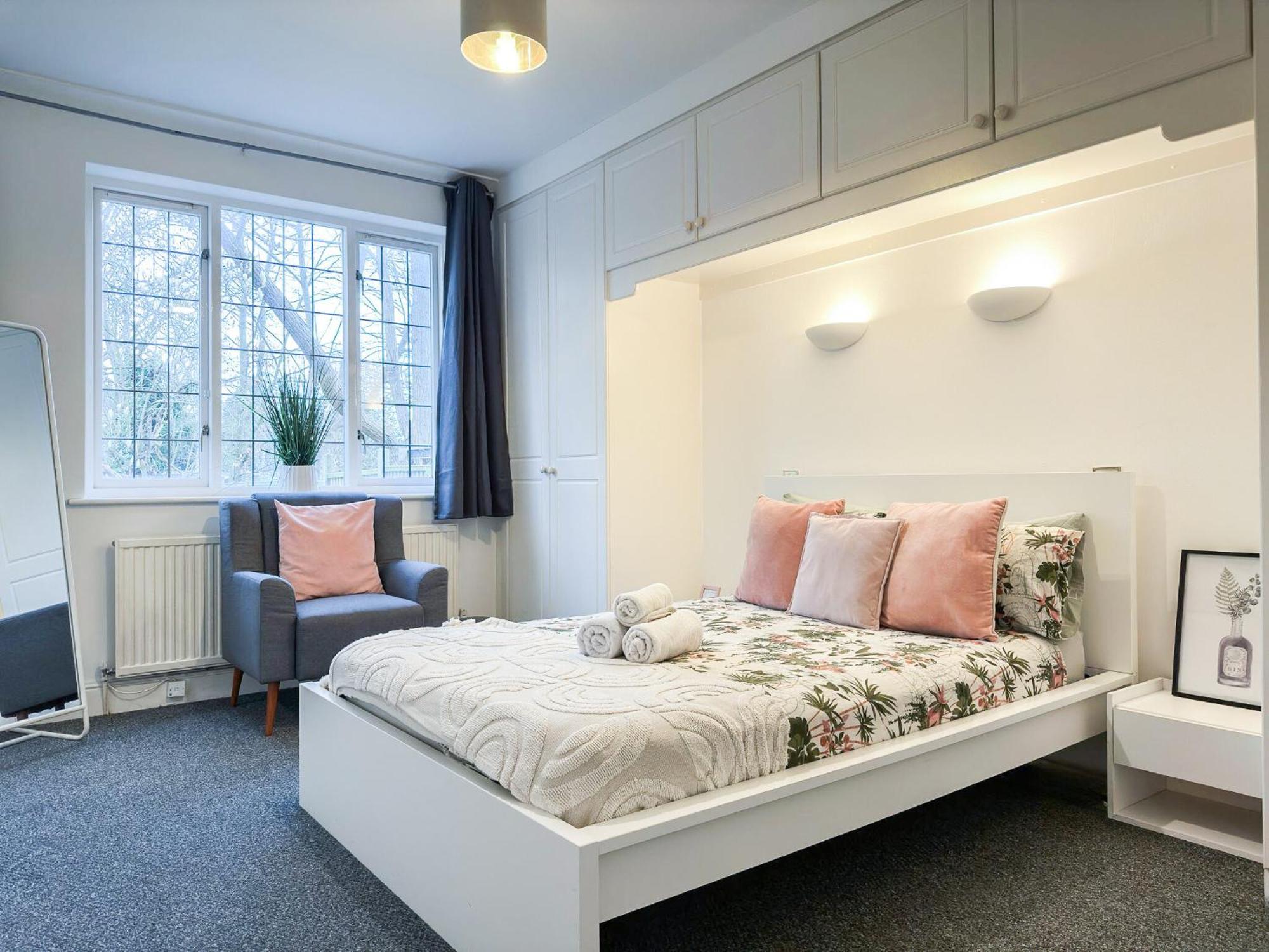 Cosy Near Hampstead Heath With Free On-site Parking & Private Gardens, Golders Green Londen