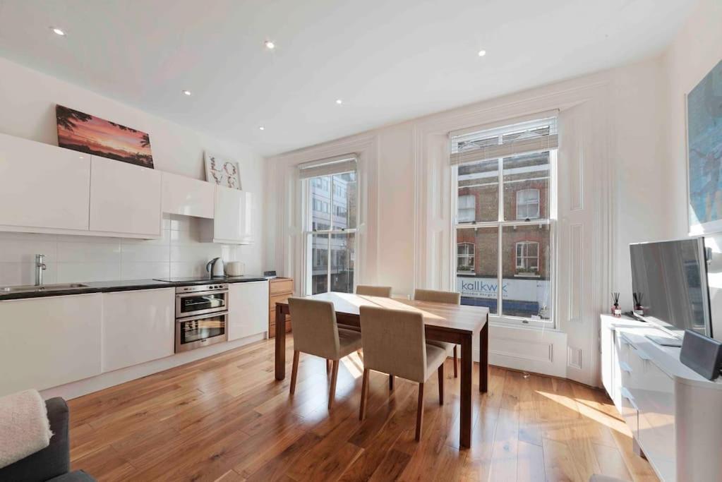 Huge 1 Bed -sleeps 4 De Lux Soho Fitzrovia Leilighet London