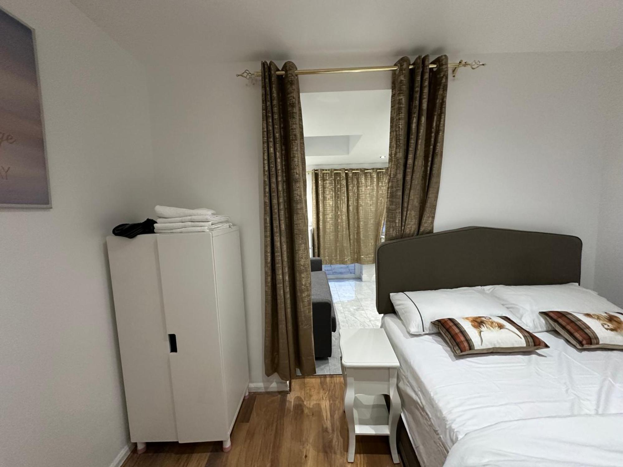 Leilighet 4th Flat With Private Own Bathroom A Luxury Family Setup And Furnished With Double Bed A Double Futon-sofa Bed A Single Futon Bed A Baby Cot And Garden And Free Parking London