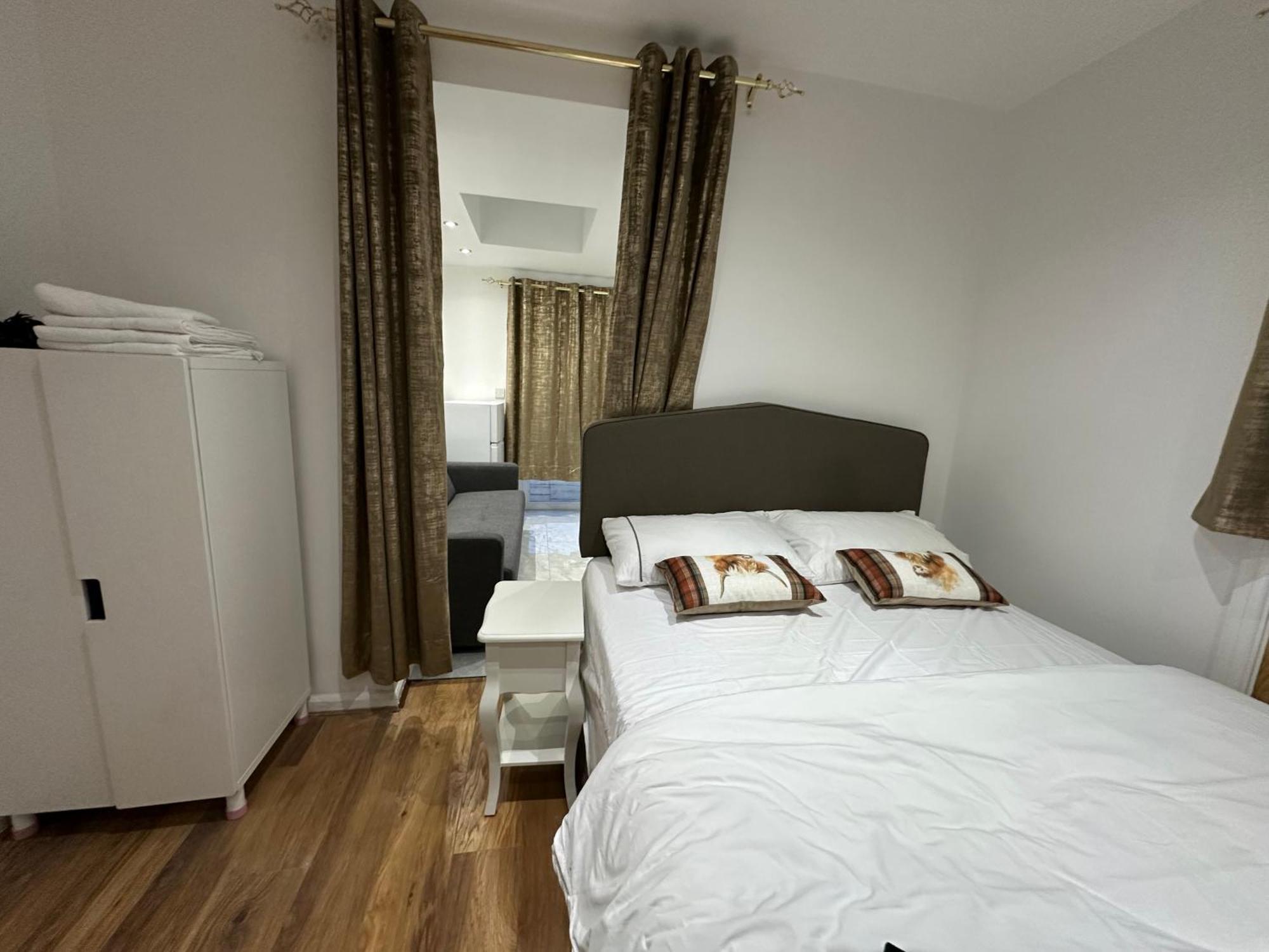 4th Flat With Private Own Bathroom A Luxury Family Setup And Furnished With Double Bed A Double Futon-sofa Bed A Single Futon Bed A Baby Cot And Garden And Free Parking Leilighet London