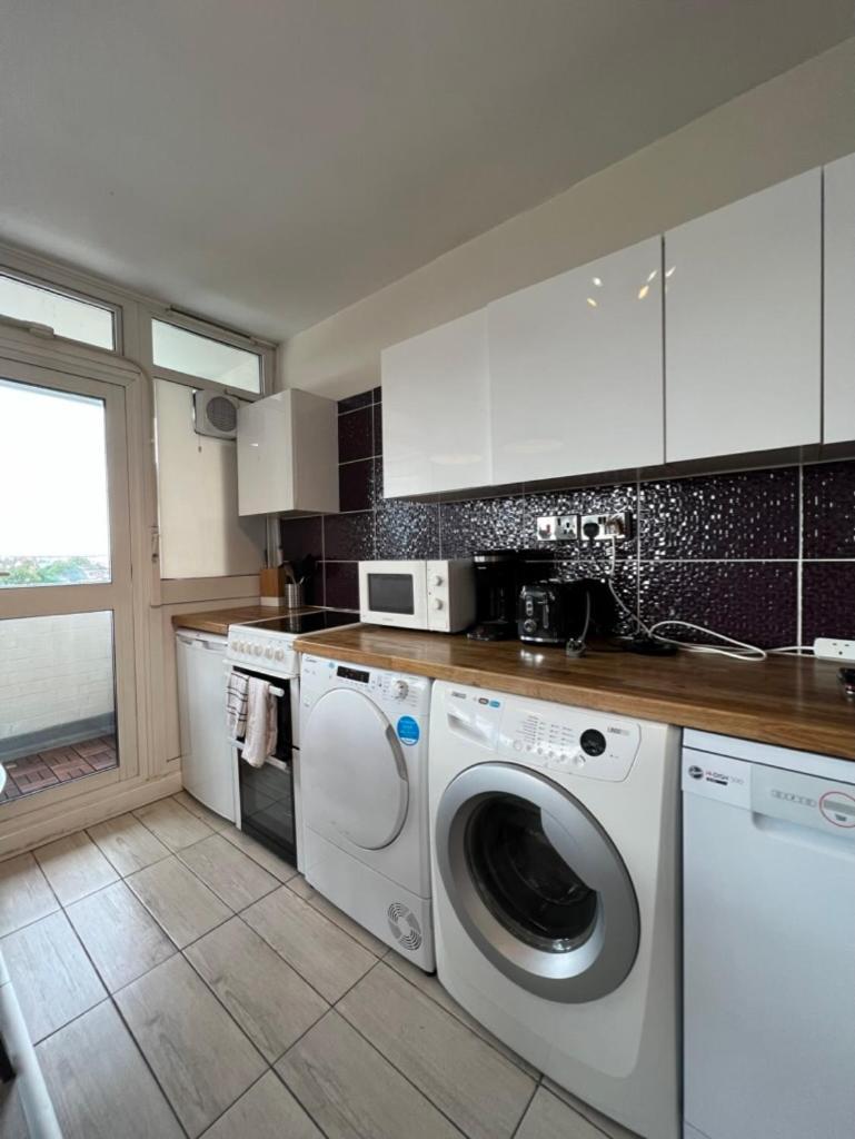 Amazing View 2 Bedroom In Abbey Road * Londen