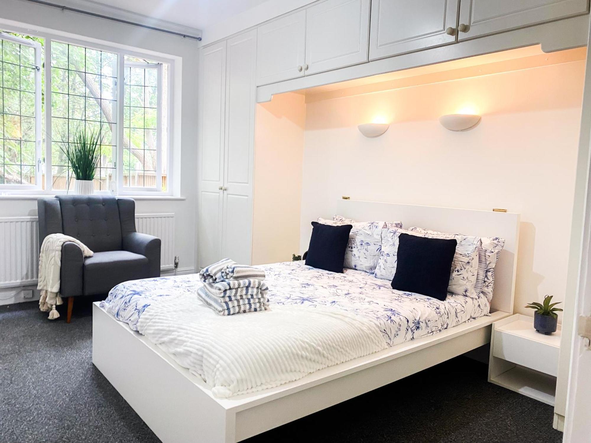 Cosy Near Hampstead Heath With Free On-site Parking & Private Gardens, Golders Green Appartement Londen