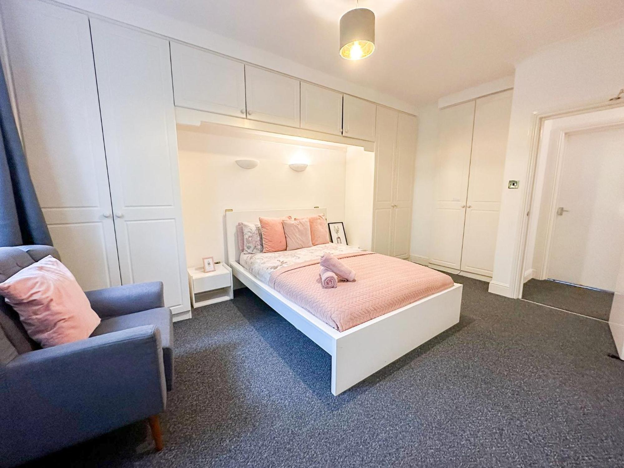 Cosy Near Hampstead Heath With Free On-site Parking & Private Gardens, Golders Green Appartement *