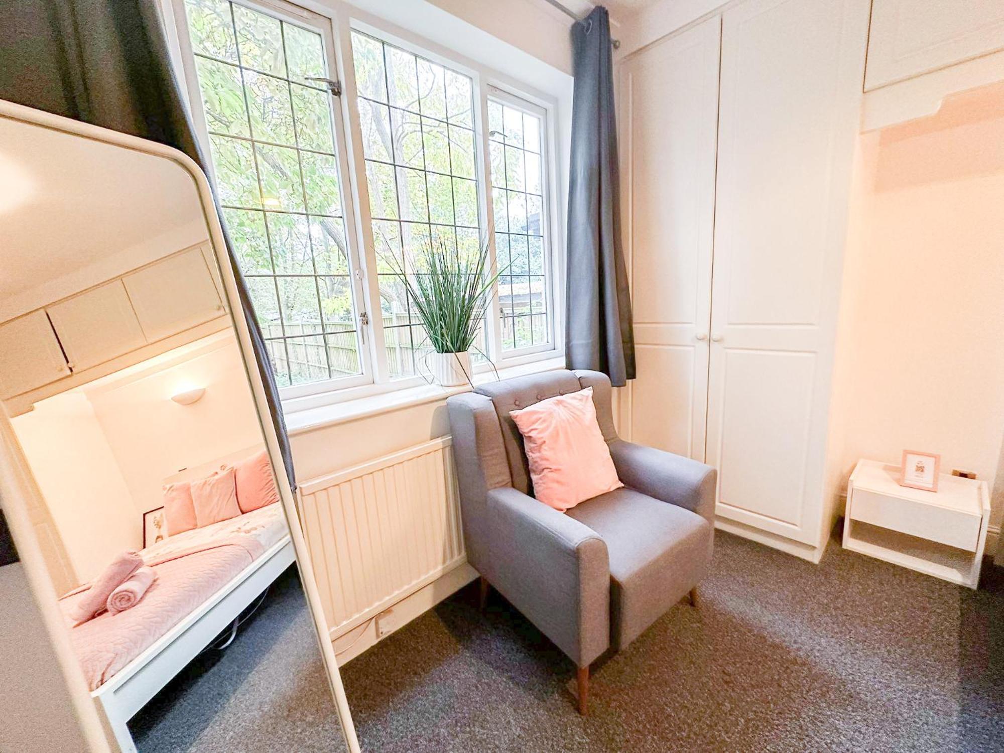 Cosy Near Hampstead Heath With Free On-site Parking & Private Gardens, Golders Green Appartement Londen
