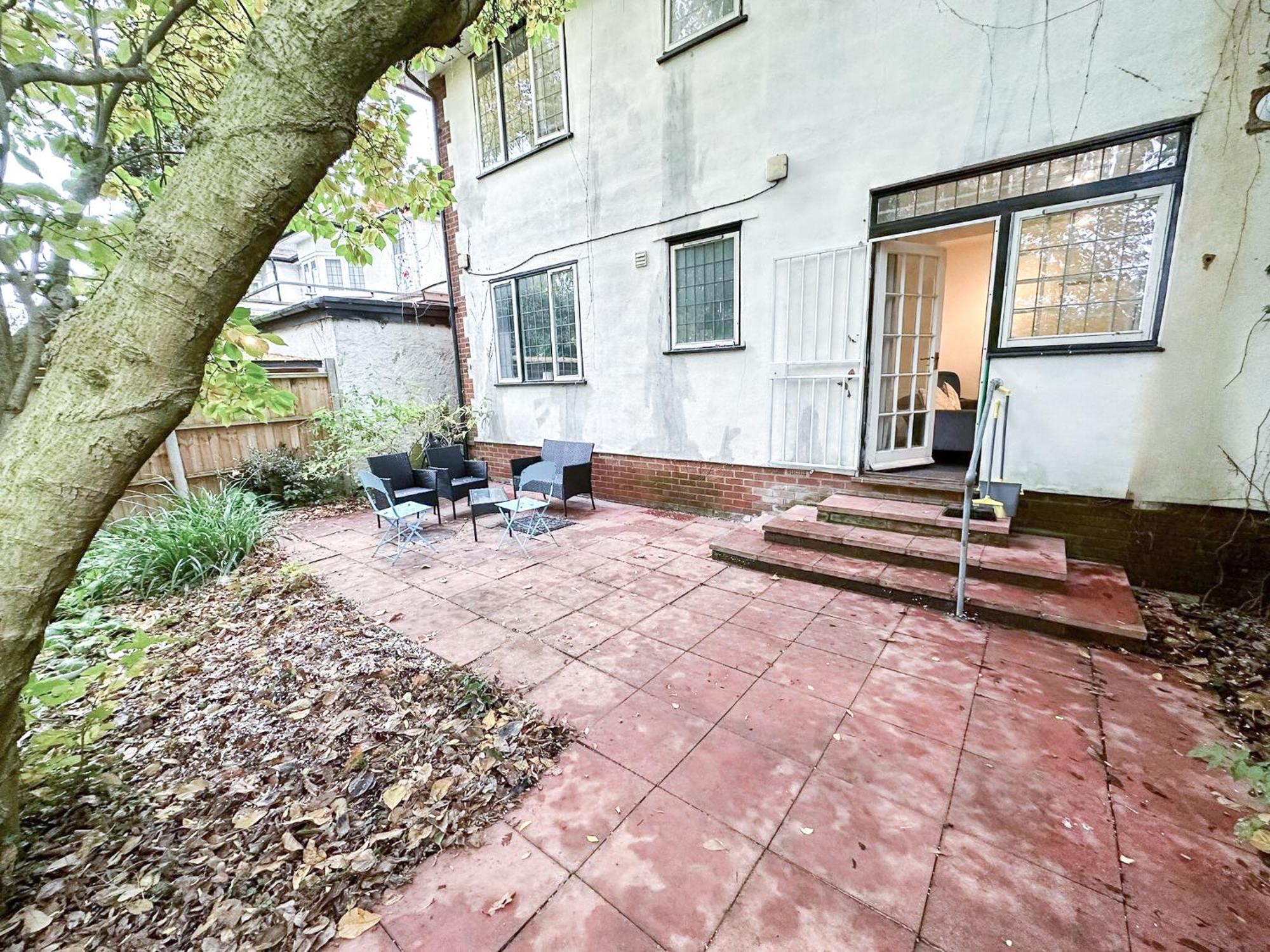 Cosy Near Hampstead Heath With Free On-site Parking & Private Gardens, Golders Green * Londen