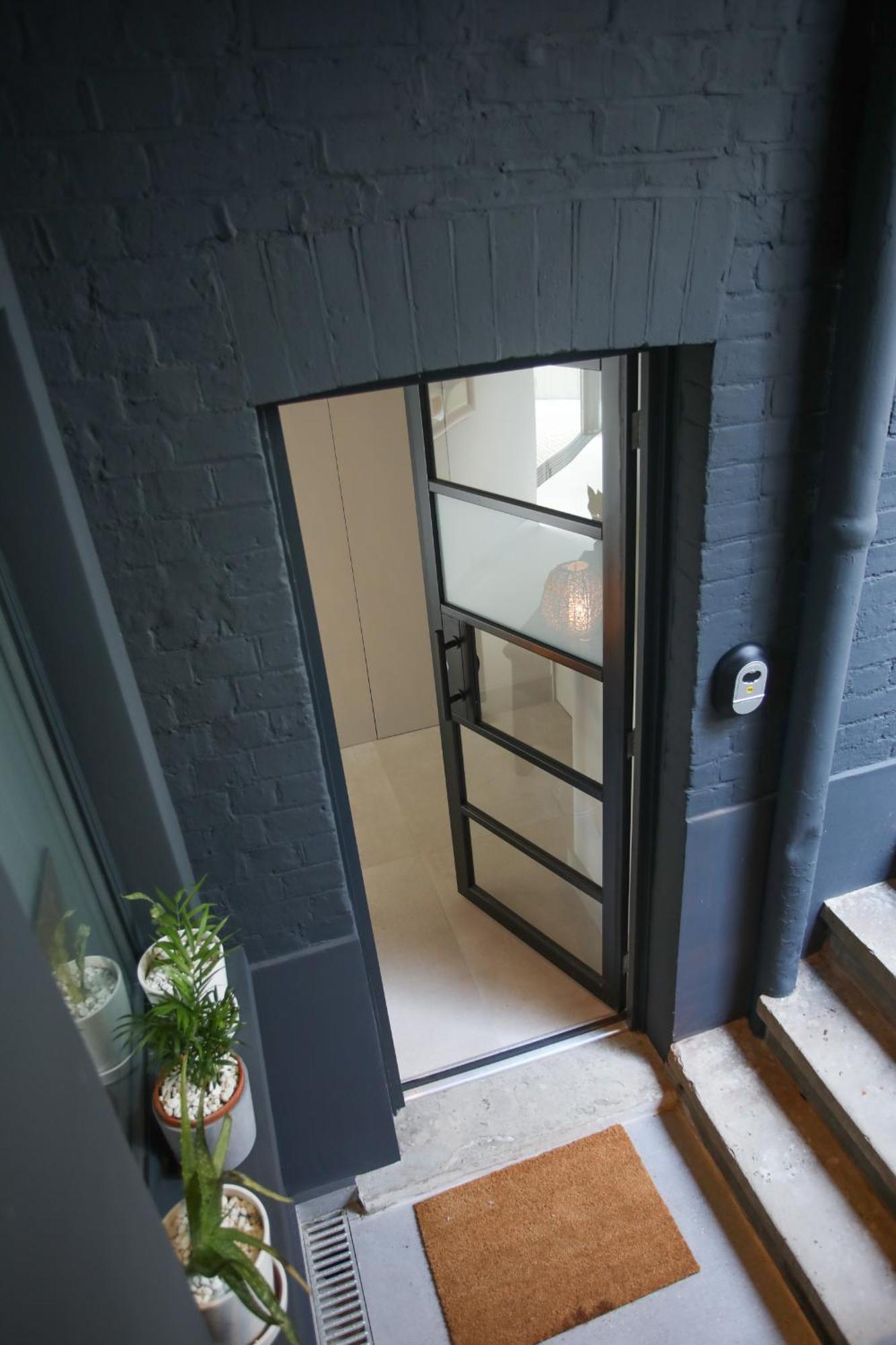 Apartment Stunning, Architecturally Designed Garden With Parking *