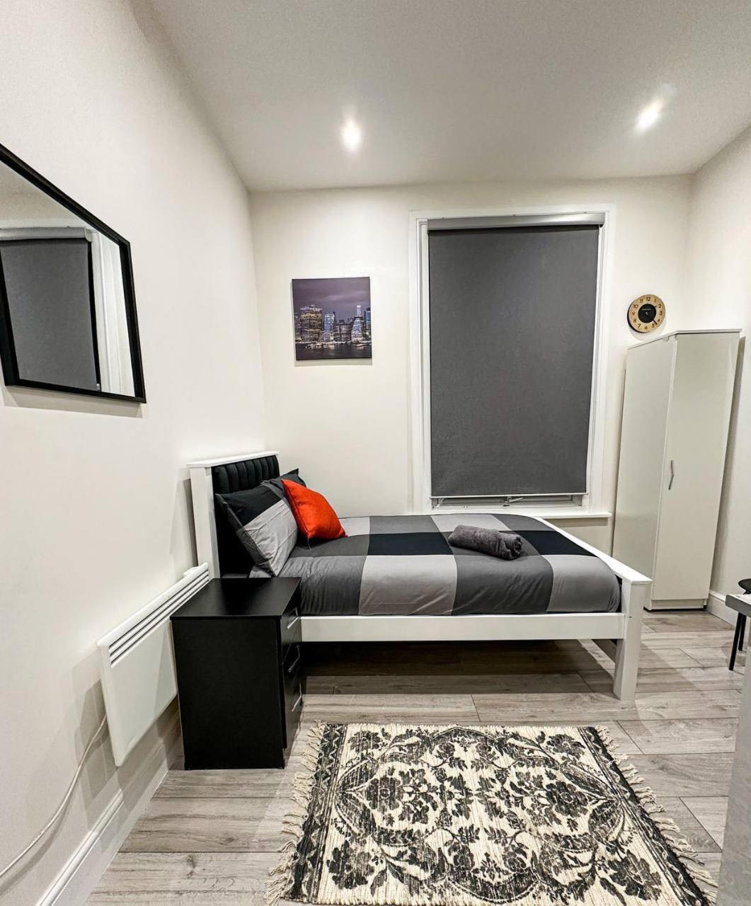 Flat In Ealing Broadway * London