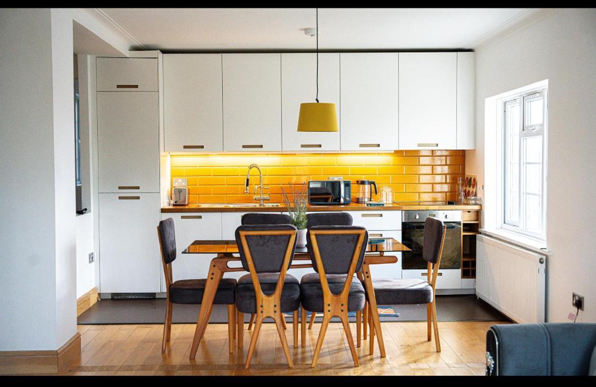Apartment Away From - Spacious 3 Bed London