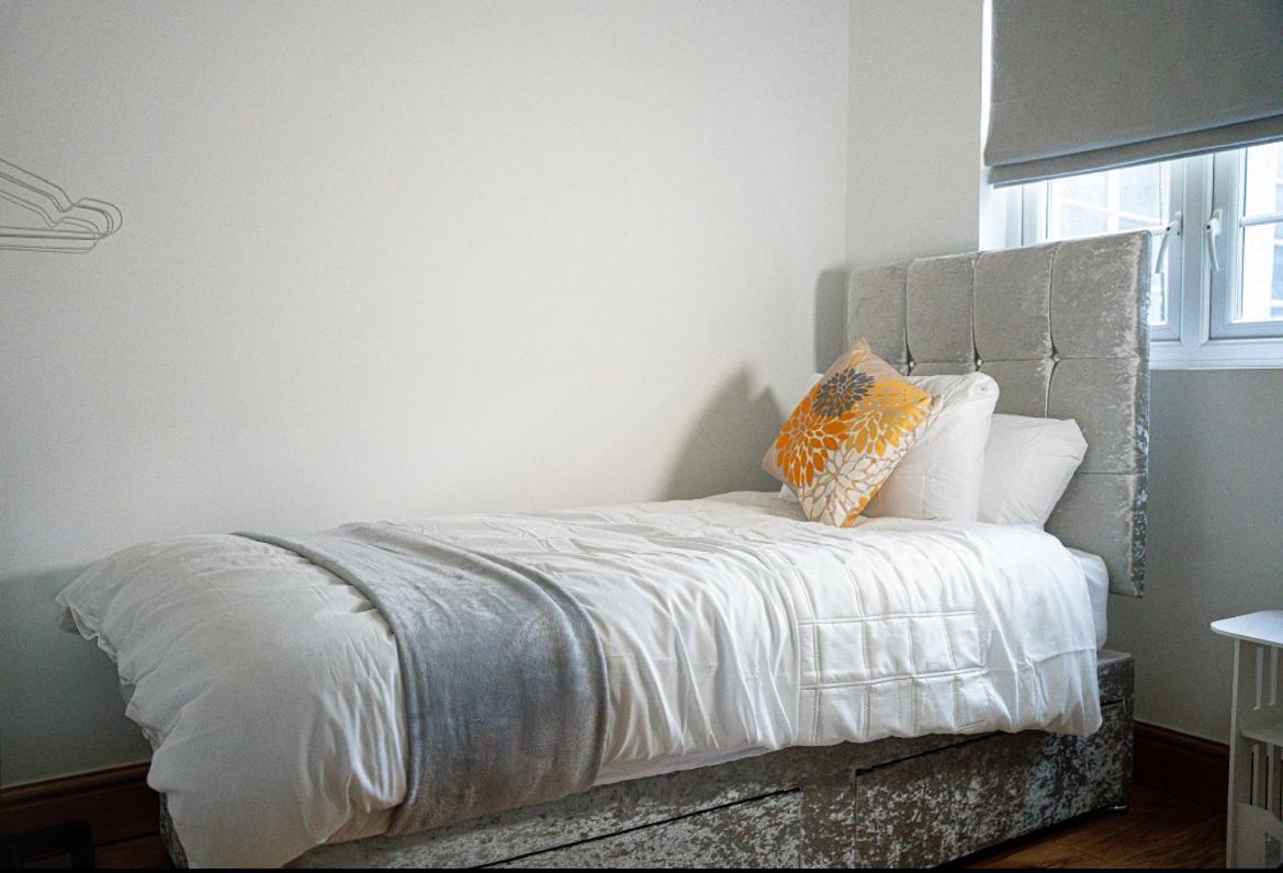 Away From - Spacious 3 Bed Apartment *