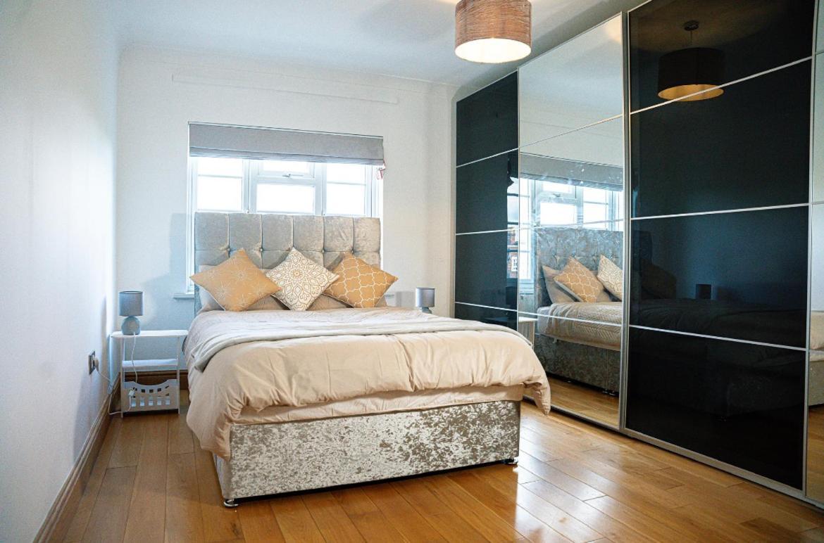 Apartment Away From - Spacious 3 Bed *