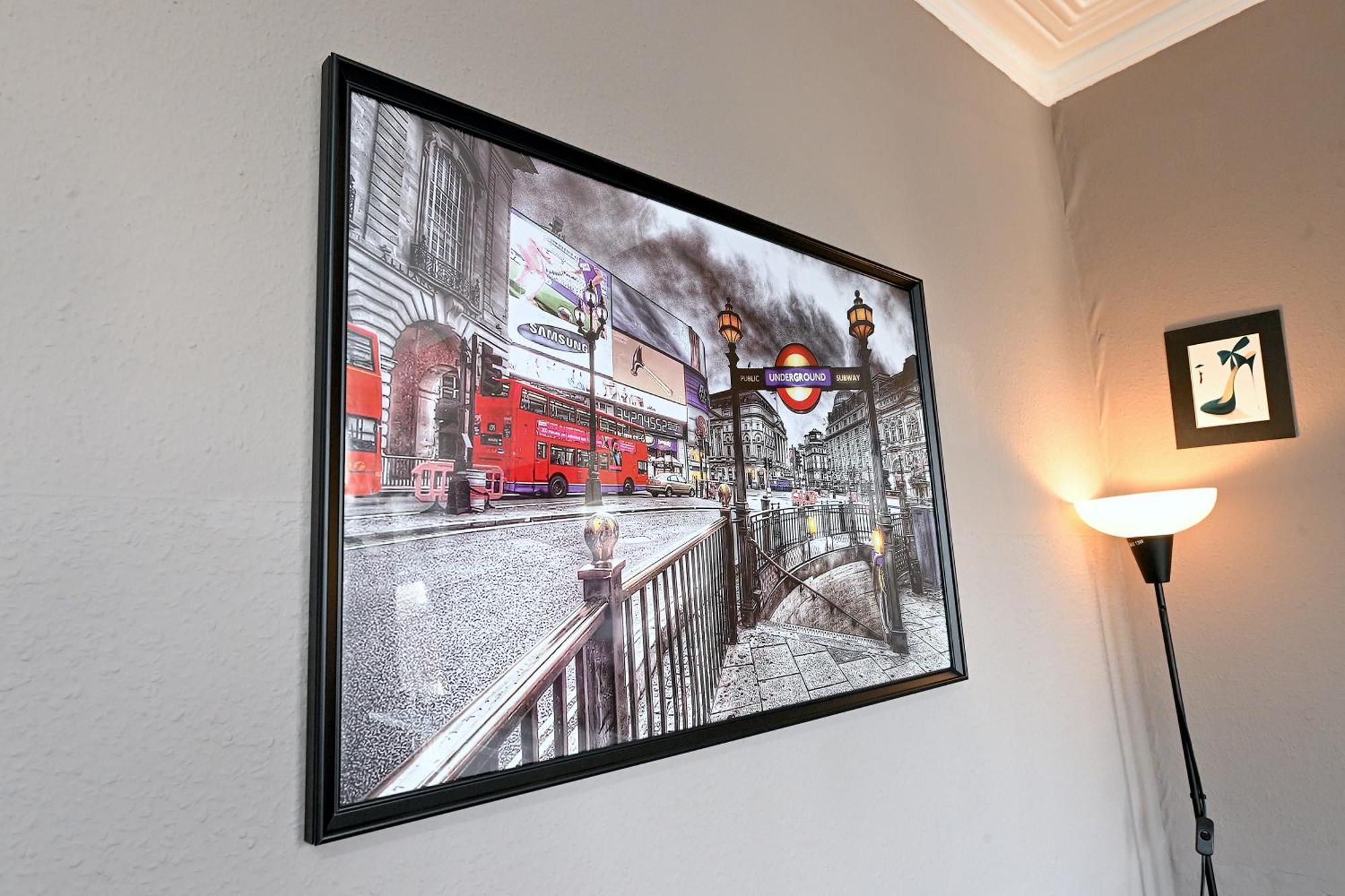 Stunning 3 Bedroom Serviced Flat In North Apartment *