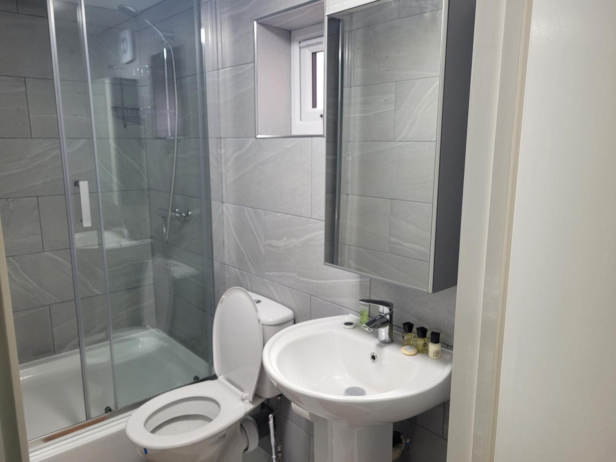 Lovely 2-bed Fully Refurbished House In London