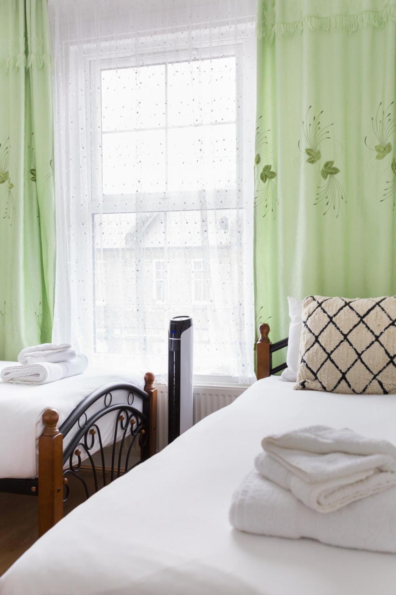 Wood Budget - Next To Mall & Metro Station - 10 Min To Center London