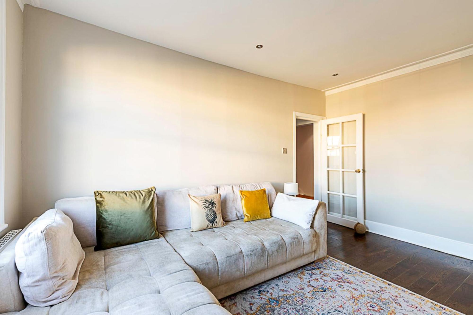 Contemporary And Spacious Kensington *