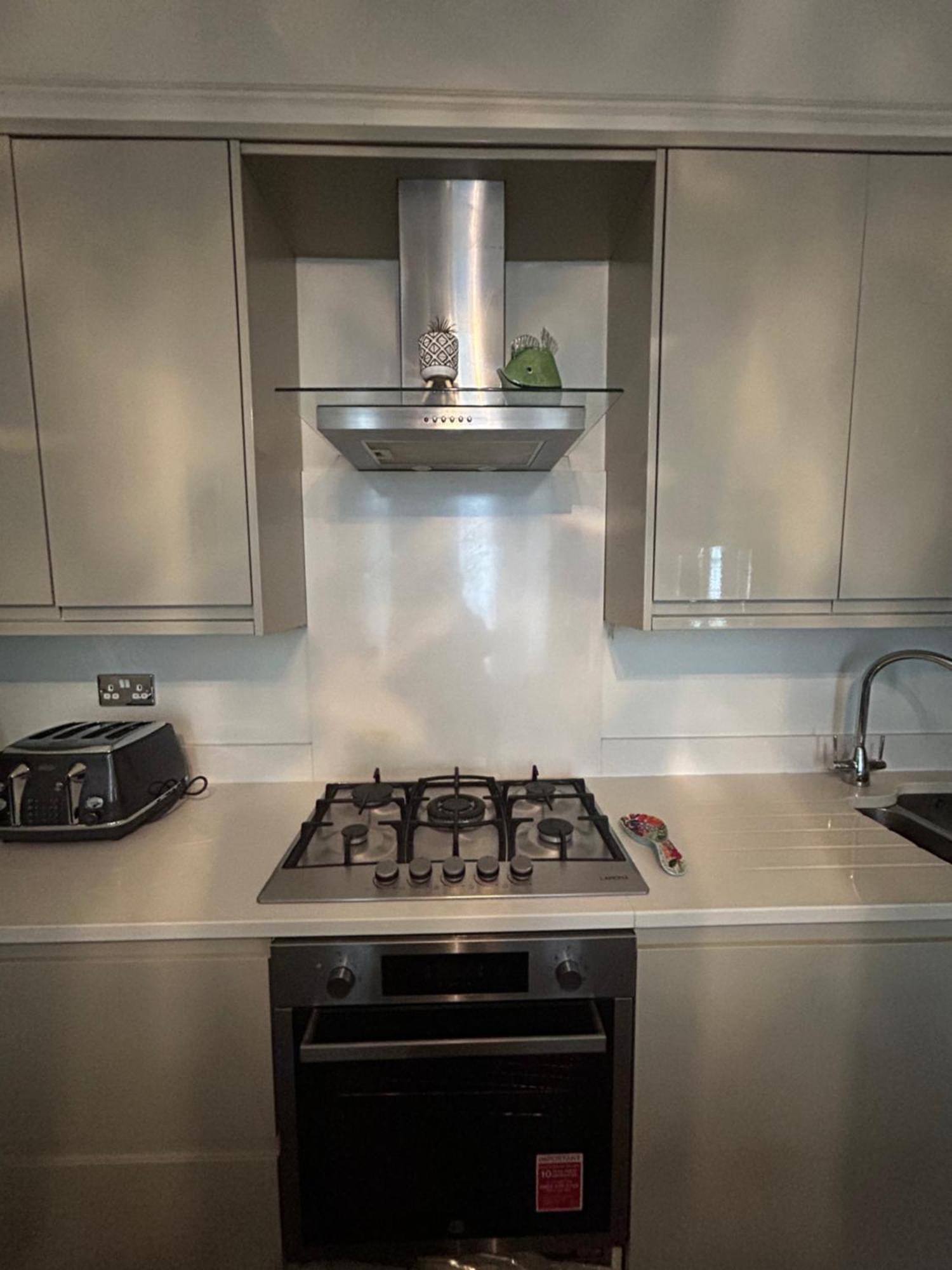 Stunning Holland Park 2 Bedroom - Sleeps 6 Leilighet