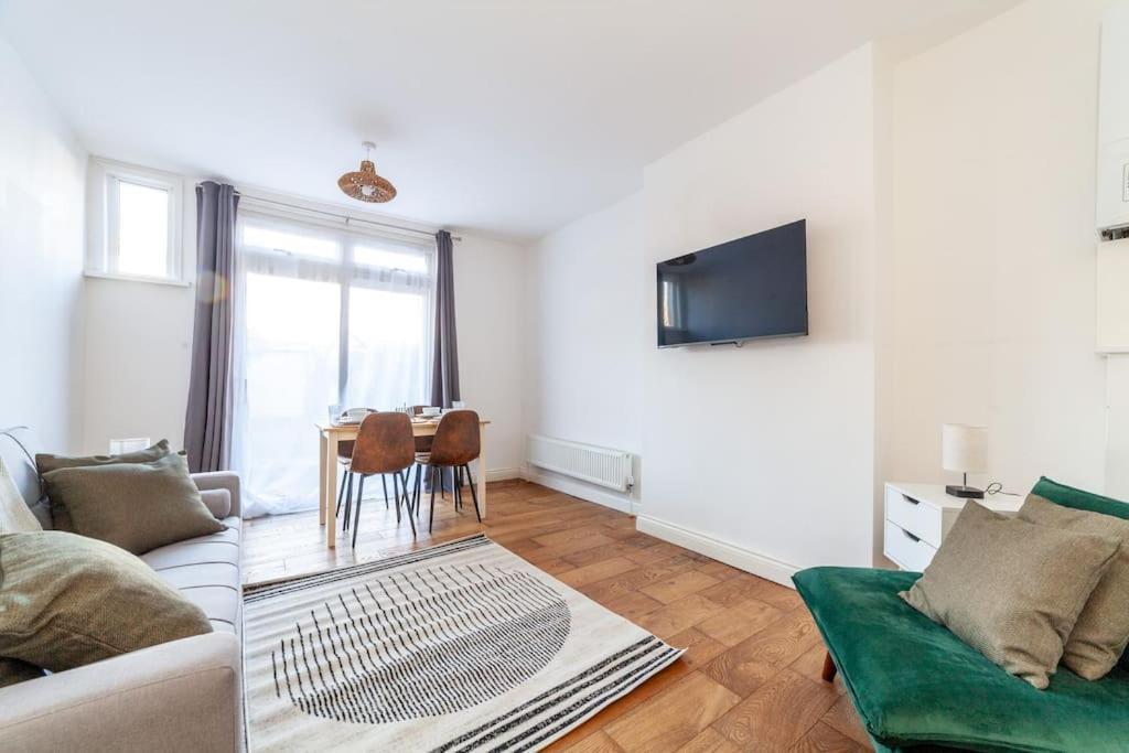 Apartment Sleek & Modern 2 Bd In - Sleeps 7 - Parking *