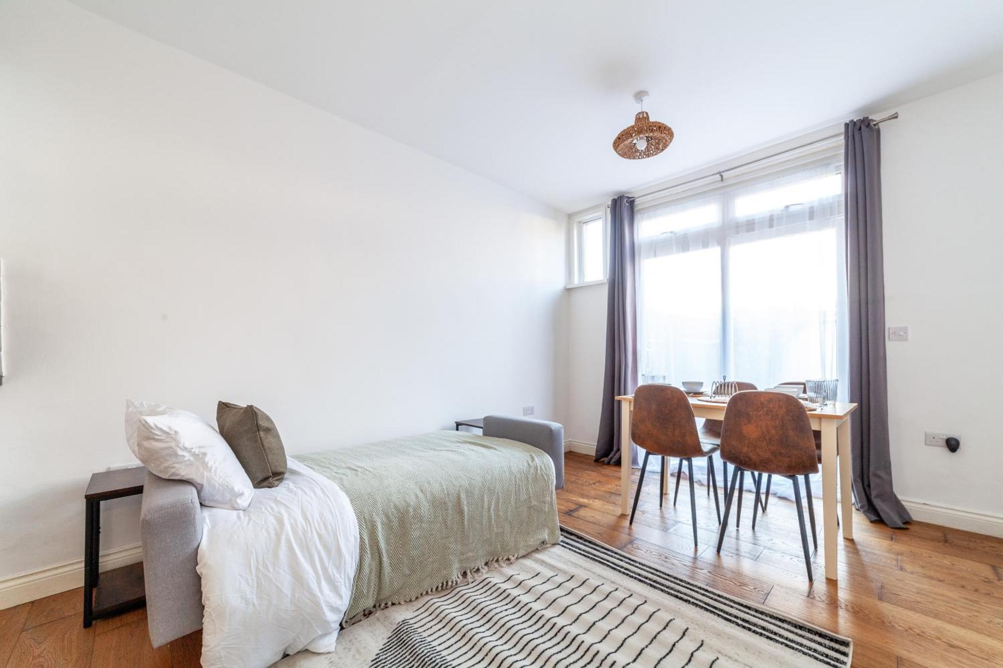 Sleek & Modern 2 Bd In - Sleeps 7 - Parking Apartment